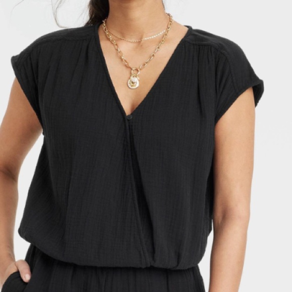 Universal Threads black Gauzy shirt w/‎ elastic waist size S. Pit to pit 22 NWT